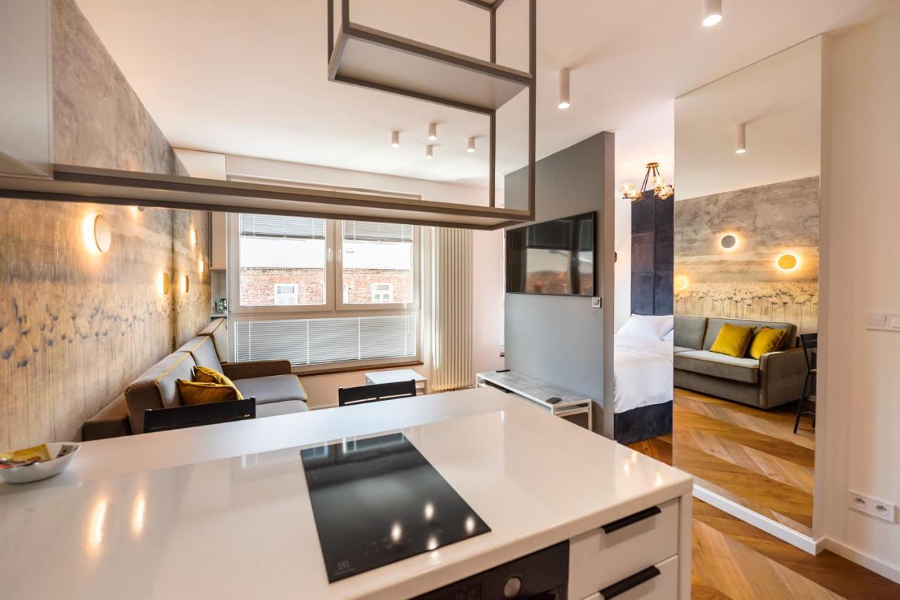 Nowa Praga Geometric Yellow Apartment *